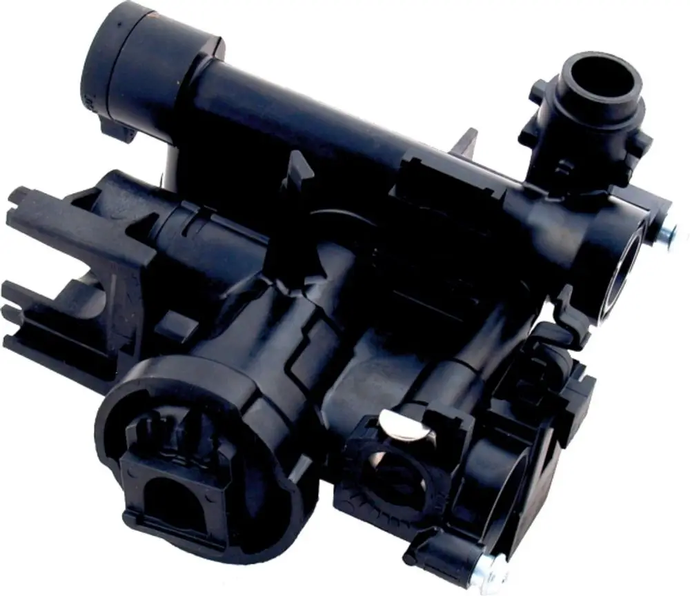 Vorlaufblock der Hydraulikgruppe von Wolf, gefertigt aus schwarzem Kunststoff, mit mehreren Anschlüssen und einem kompakten Design für hydraulische Anwendungen.